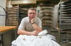 Bäckermeister Oliver Schieke hängt seine Bäckermütze an den Nagel, er schließt seine Bäckerei zum 30. September. 