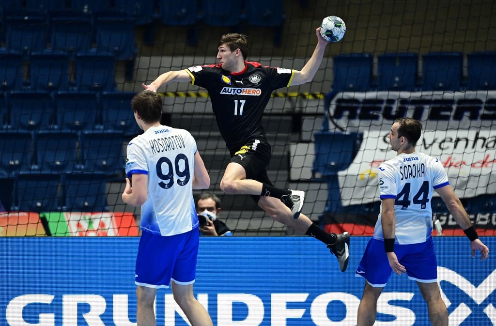 Erhält beim deutschen Rekordmeister einen Vertrag bis zum 30. Juni 2027: Nationalspieler Lukas Zerbe (M) im Wurf.