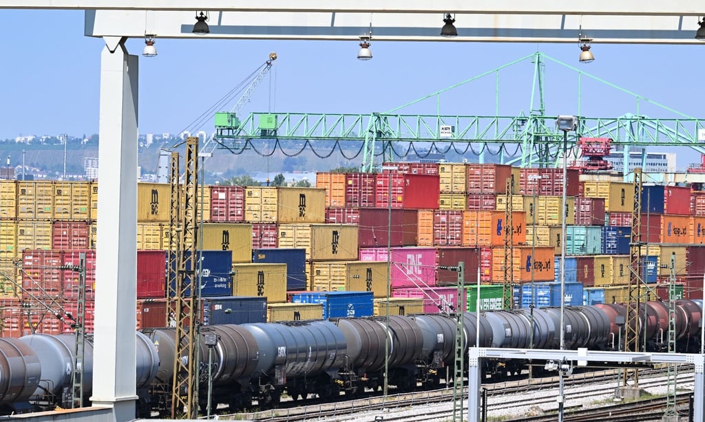 Frachtcontainer stapeln sich am Hafen am Neckar in Stuttgart.