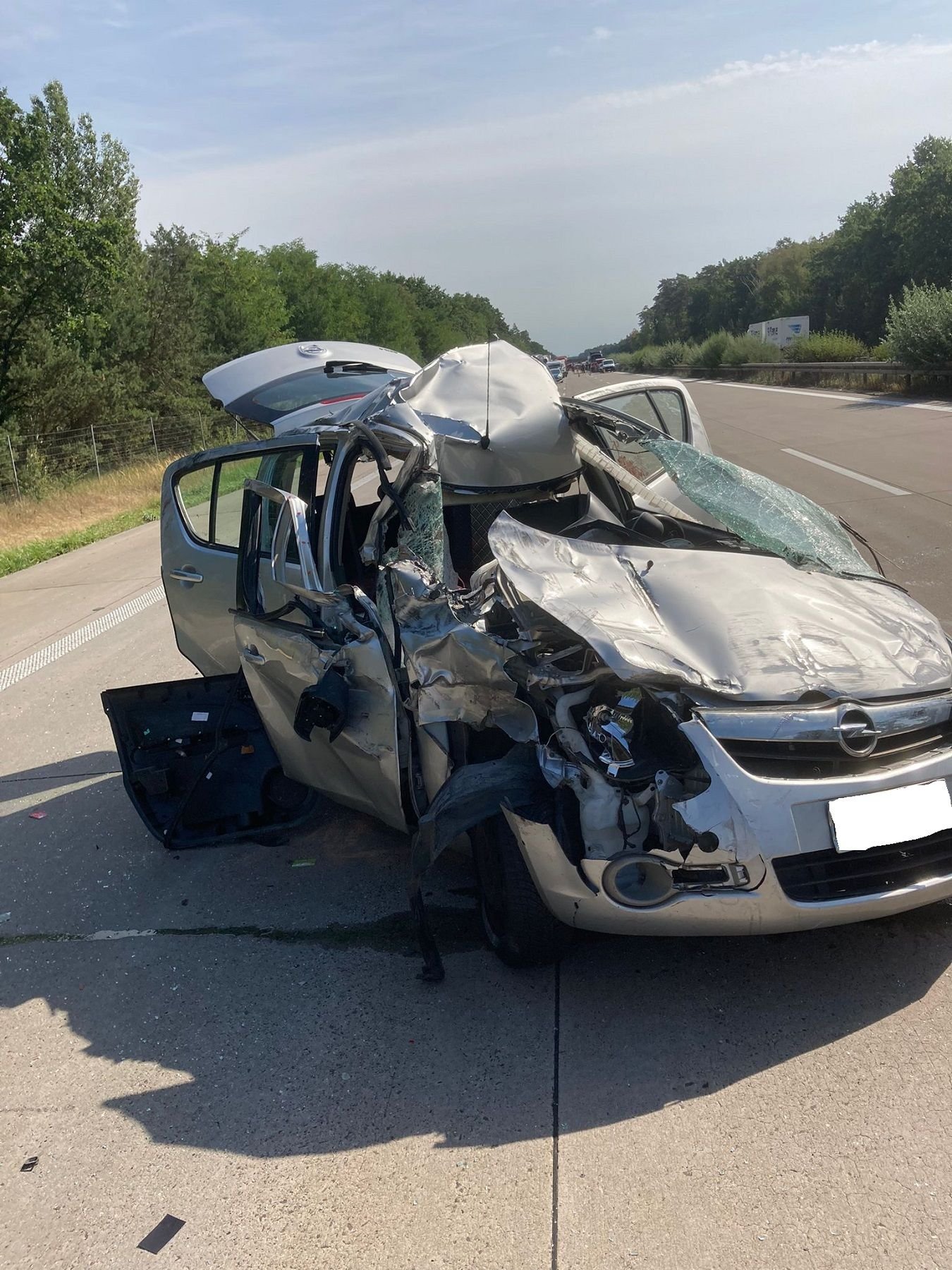 Sperrung: Unfall Auf A2: Auto Kracht In Lastwagen - Zwei Schwerverletzte