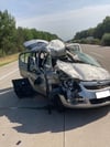 Der Fahrer und die Beifahrerin des Opels wurden bei einem Crash mit einem Lkw auf der A2 bei Möckern schwer verletzt. Foto: