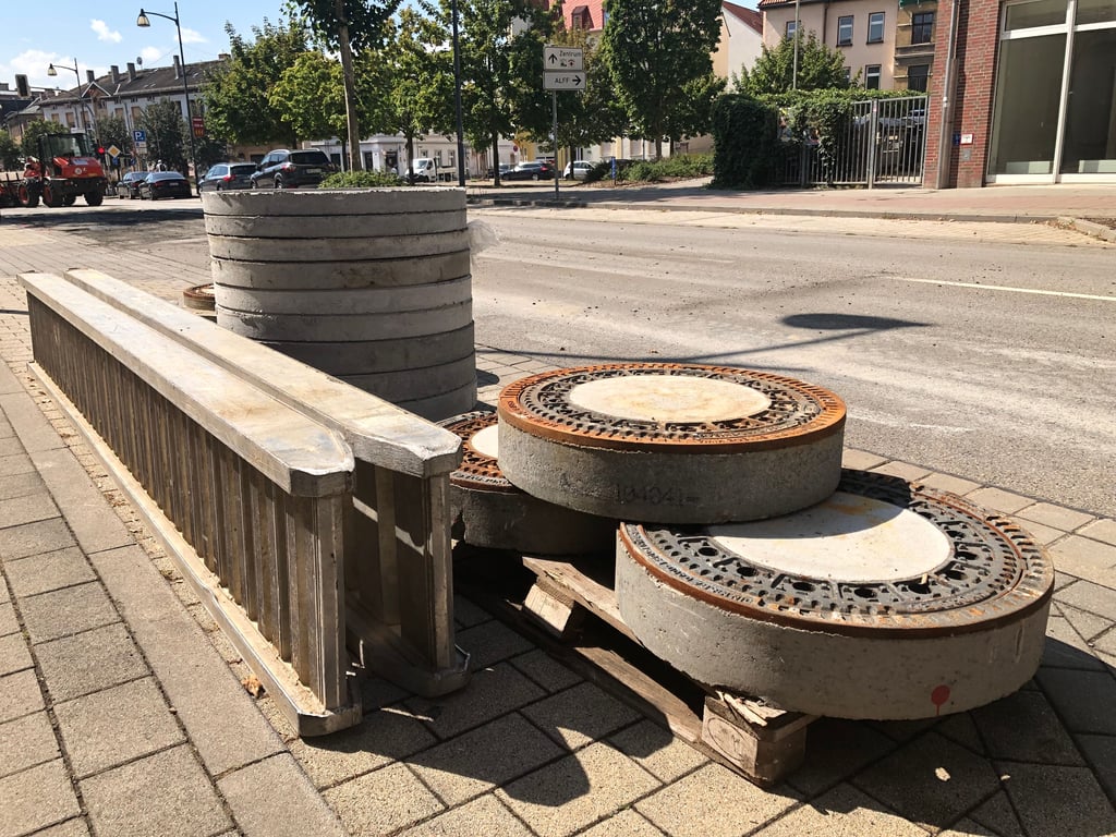 In der Merseburger Straße finden seit Juli Bauarbeiten statt. Zwischen der Schiller- und der Schlachthofstraße werden die Abdeckungen der Abwasserschächte erneuert.
