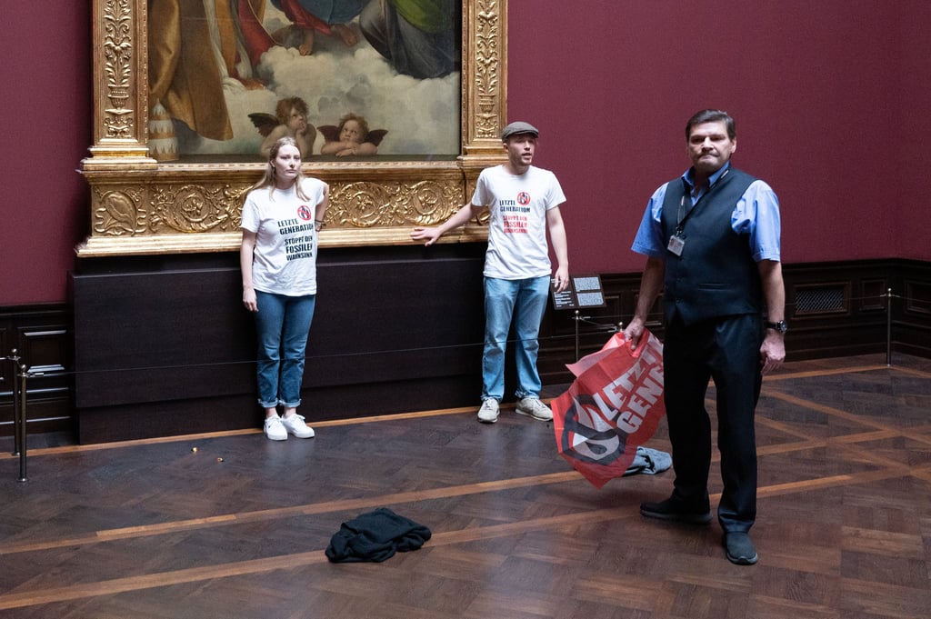 Zwei Umweltaktivisten der Gruppe "Letzte Generation"haben sich in Dresden an den Rahmen des Gemäldes "Sixtinische Madonna" geklebt.