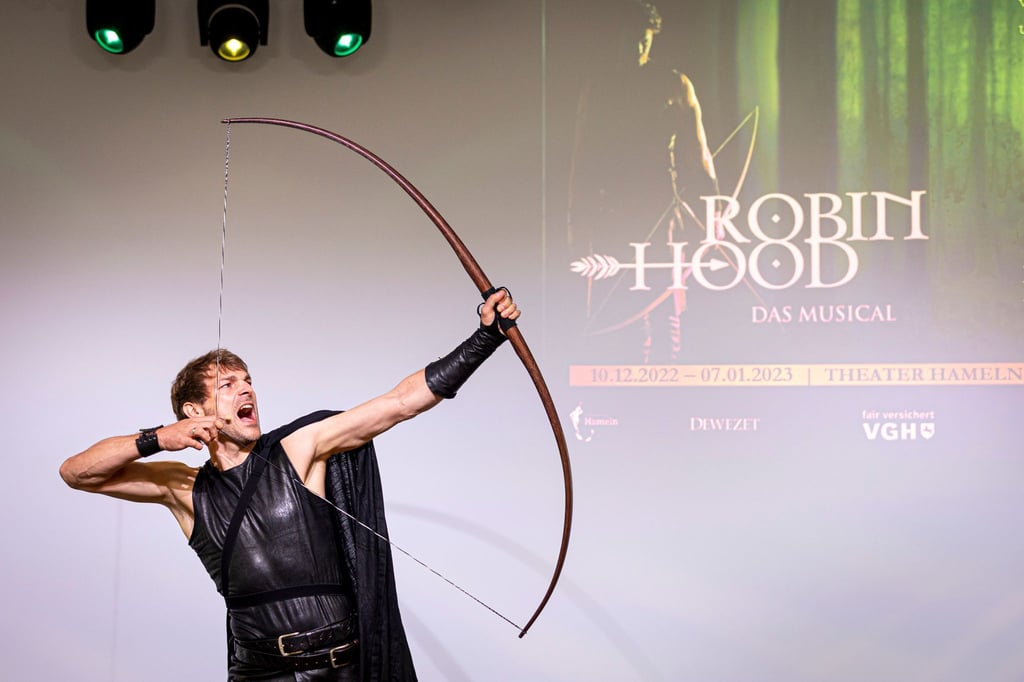 Friedrich Rau spielt bei einer Pressekonferenz zum Musical „Robin Hood“ eine Szene.