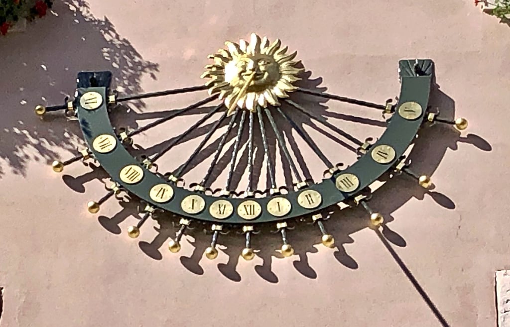 Die Sonnenuhr von Andreas Otto am Roßmarkt 19 in Zeitz wird in ein überregionales Verzeichnis aufgenommen.