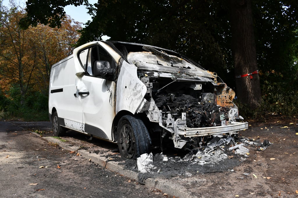 In Magdeburg-Neustadt brennt es immer wieder, zuletzt stand ein Transporter in Flammen.