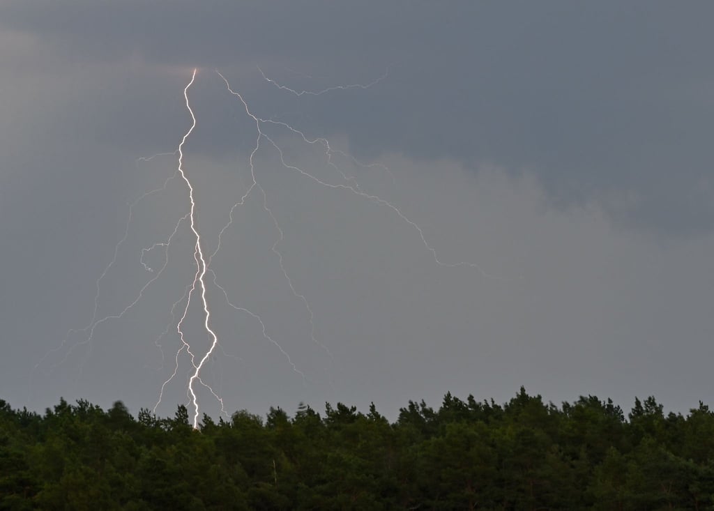 Wegen eines erwarteten Unwetters fiel in Ungarn das Feuerwerk zum Nationalfeiertag aus. Doch dann kam gar kein Unwetter und die Chefs des Wetterdienstes hatten bald keinen Job mehr.