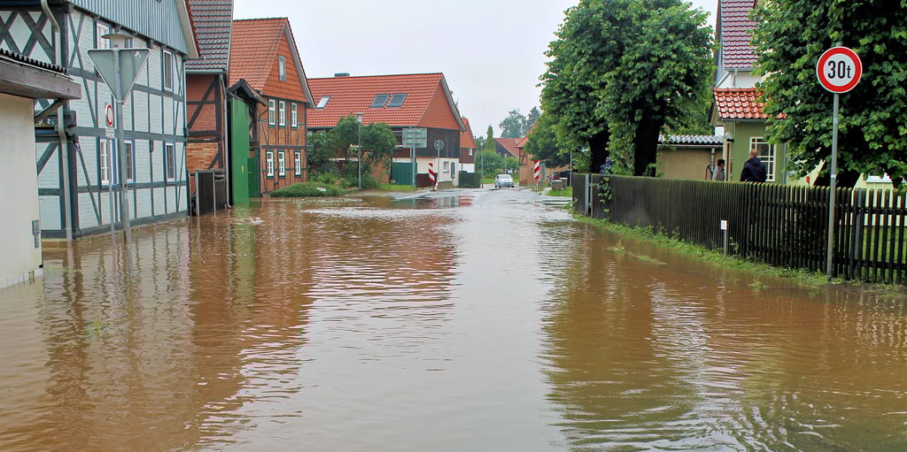 So sah es Ende Juli 2017 in Veckenstedt aus. Von der Ilse aus wurde der Mühlgraben überflutet, der wiederum die Ortsmitte großflächig unter Wasser setzte.