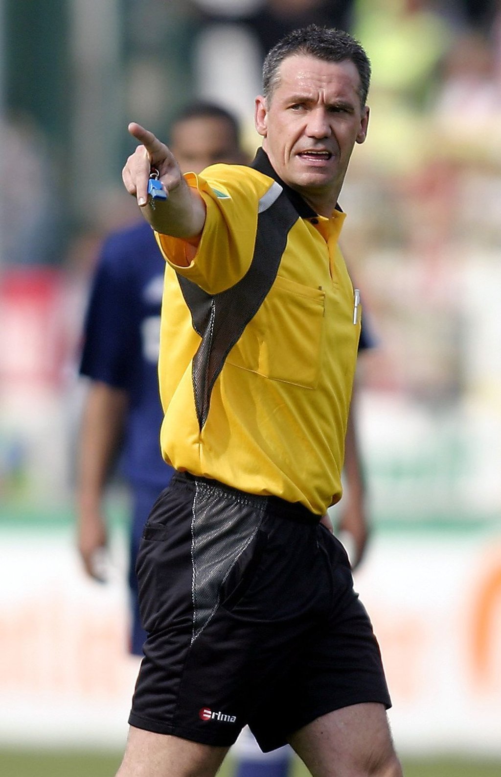 Kennt das Spielgeschehen aus der Praxis: Jürgen Jansen zu seiner aktiven Zeit als Schiedsrichter.