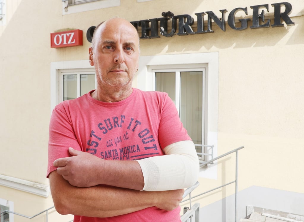 Peter Hagen, Reporter, steht mit verbundenem Arm vor der Kamera. Während eines Festes auf dem Marktplatz von Bad Lobenstein hatte der Bürgermeister der Kleinstadt eine Auseinandersetzung mit dem Journalisten.
