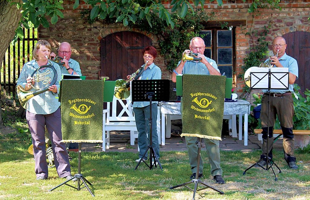 Kurzfristig hatten die Jagdhornbläser Waidmannsheil aus Bebertal die musikalische Ausgestaltung mit übernommen.
