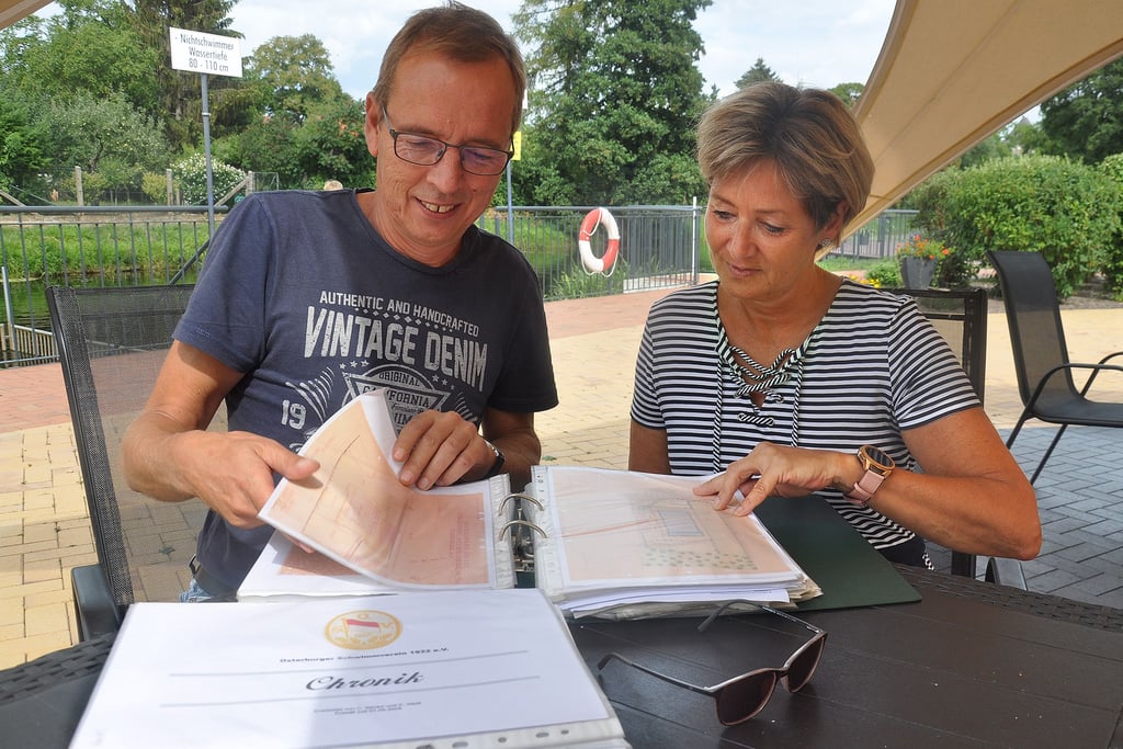 Doreen und Guido Cierpinski blättern im Biesebad in der umfangreichen Chronik des Osterburger Schwimmvereins.