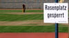 Ein Schild mit der Aufschrift „Rasenplatz gesperrt“ im Paul-Greifzu-Stadion.