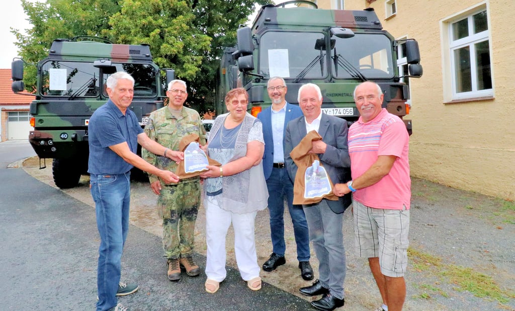 Sie sind allen Helfern dankbar, die 2002 zupackten, um die Schäden des Hochwassers so gering wie möglich zu halten, so auch der Bundeswehr, die in Hohndorf Fahrzeuge abstellte, die im Katastrophenfall zum Einsatz kommen könnten. Alle Beteiligten sind froh, dass es glimpflich abgegangen ist (von links): Michael Grafe, Stabsfeldwebel Mario Reihs, Prettins frühere Bürgermeisterin Helga Welz, Annaburgs Bürgermeister Stefan Schmidt, Jörg Herrmann vom LHW und Wolfgang Nachbar, Vorsitzender des Feuerwehrvereins in Hohndorf.