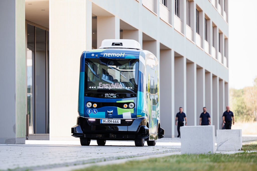 Der autonome Shuttlebus "nemoH" fährt auf dem Maschinenbau-Campus in Garbsen.