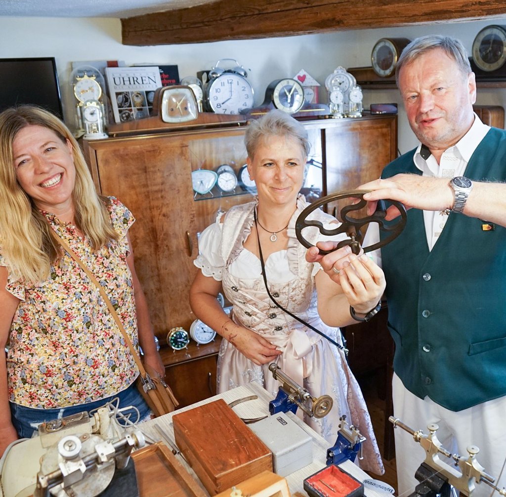 Vereinschef Rolf Kutzleb - hier mit Ivonne Feuerstab und Melanie Kühn (v.r.) - hat in Hainrode eine Uhrmacher- und Goldschmiedeschauwerkstatt eingerichtet.