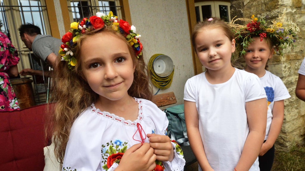 Rund 27.000 ukrainische Flüchtlinge leben derzeit in Sachsen-Anhalt, rund 9.000 davon sind Kinder und Jugendliche. Die meisten gehen inzwischen in einen Kindergarten oder eine Schule. Für die Unterstützung bedankten sich ukrainische Kinder in heimischer Tracht im Juli in Aschersleben mit einem Fest.