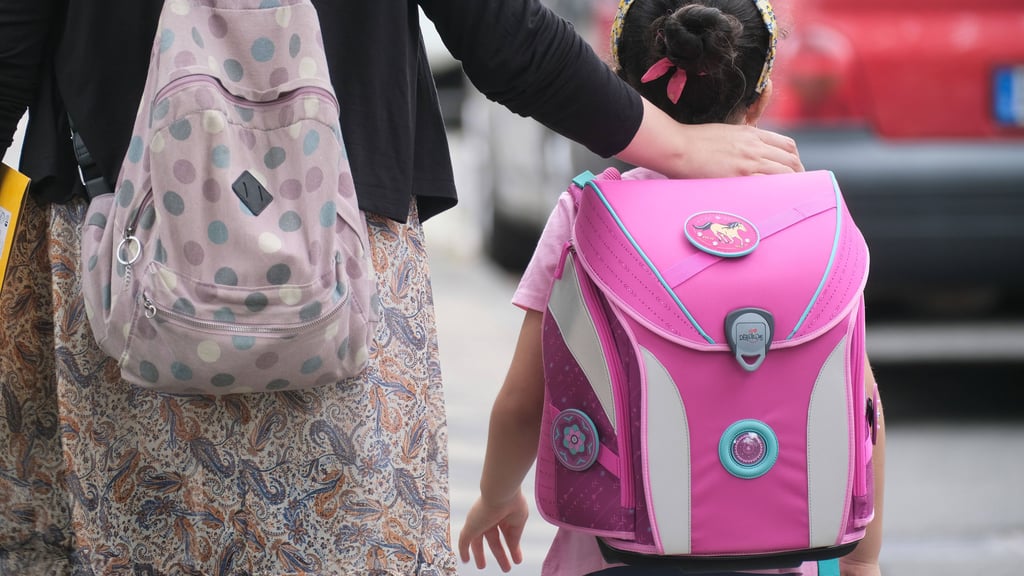 Der Schulweg kann bei Kindern und Eltern für Aufregung sorgen. Mit diesen Tipps wird der Schulweg sicherer.