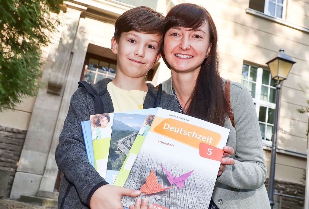 Leonard gehört zu den 136 Fünftklässlern am Luthergymnasium im nächsten Schuljahr. Zusammen mit seiner Mutter Anne Gutzer hat er sich jetzt seine Schulbücher und Arbeitshefte abgeholt.