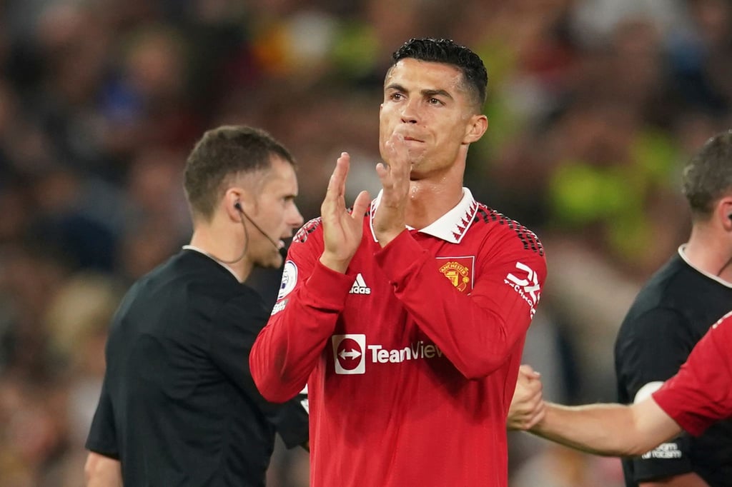 Kam erst sehr spät im Spiel gegen den FC Liverpool zum Einsatz: Cristiano Ronaldo von Manchester United applaudiert nach Abpfiff.
