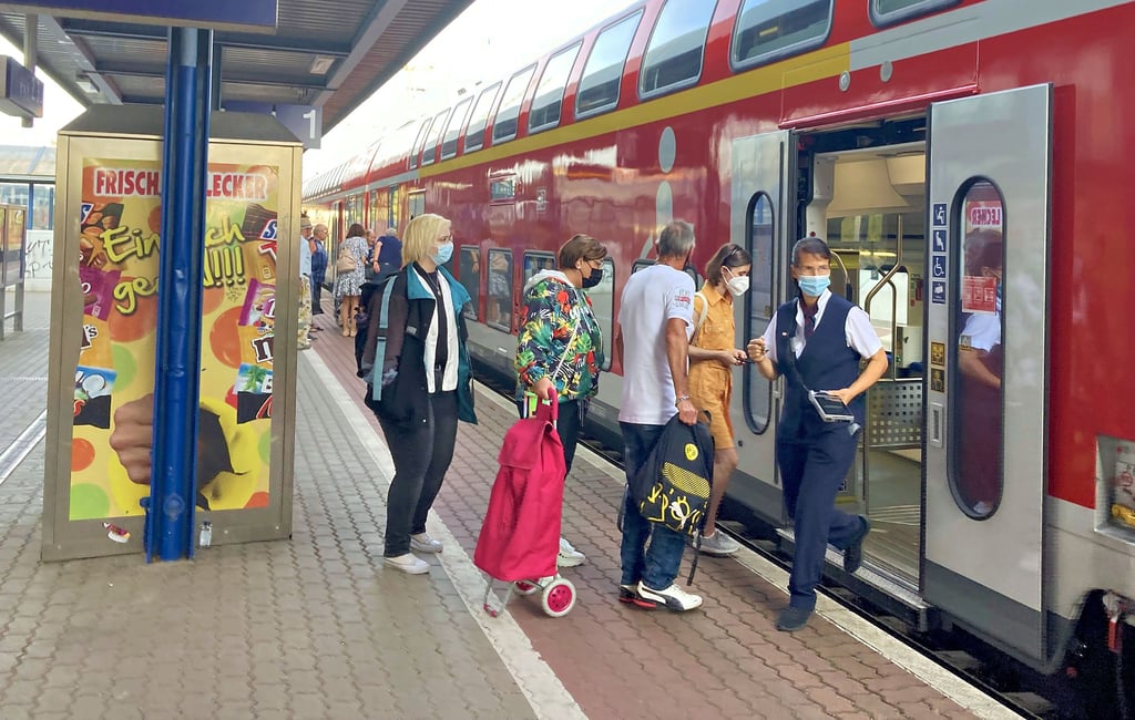Bürger finanziell entlasten und mehr Menschen in Bus und Bahn locken wie hier in den Regionalexpress in Richtung Berlin, darum geht es beim 9-Euro-Ticket.