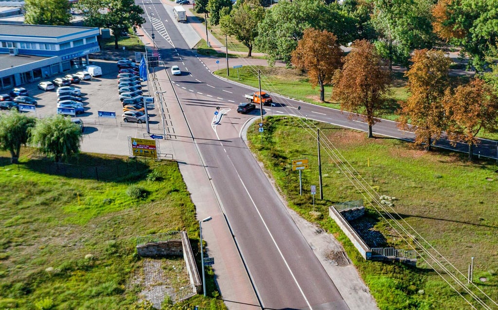Auf dem Platz der Jugend in Bernburg wird die Kreuzung durch einen Kreisverkehr ersetzt und die Altenburger Chaussee für den Hochwasserschutz im Bereich des alten Saale-Bettes etwa einen Meter tiefer gelegt.
