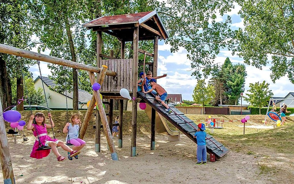 Die Neueröffnung des Spielplatzes in Hundeluft im Juli dieses Jahres entwickelte sich mit über 80 Gästen zu einem regelrechten Dorffest.