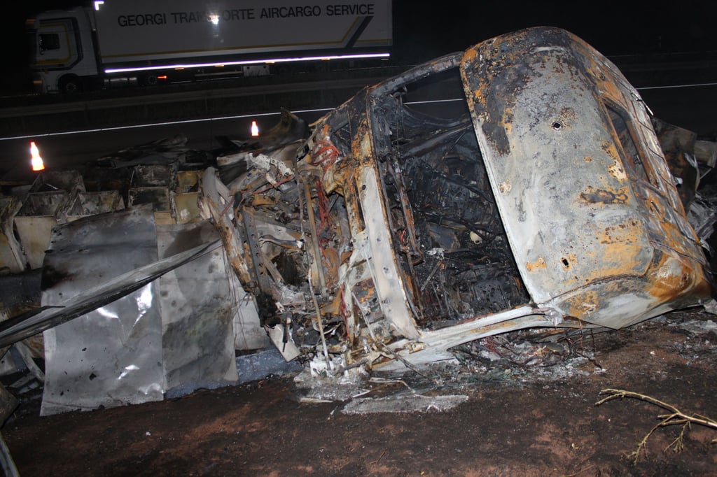 Die ausgebrannte Sattelzugmaschine auf der A38 bei Nordhausen