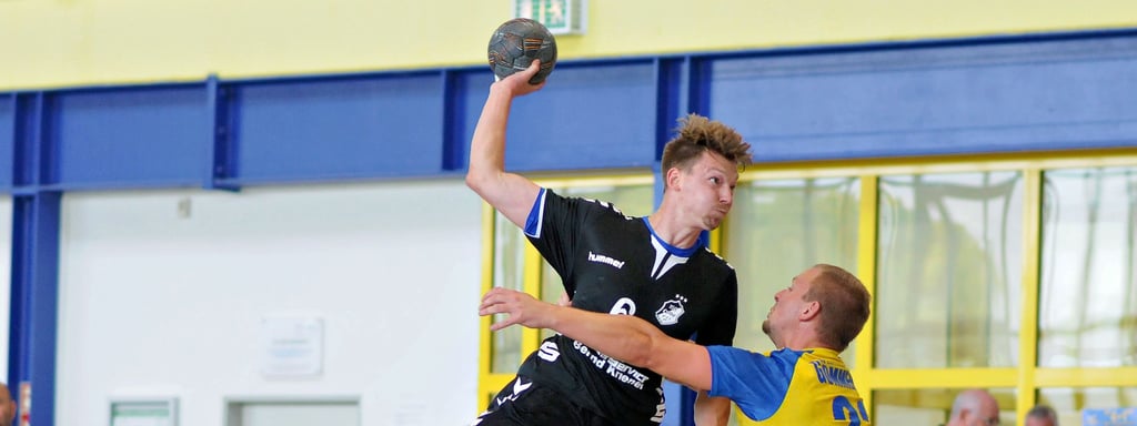Calbes Lucas Marschall (am Ball) übernahm bei der 20. Auflage des „Detlef-Heine-Gedenkturniers" mehr und mehr Verantwortung und heimste sich für die gute Vorstellung viel Lob von den Mitspielern und seinem Trainer ein.