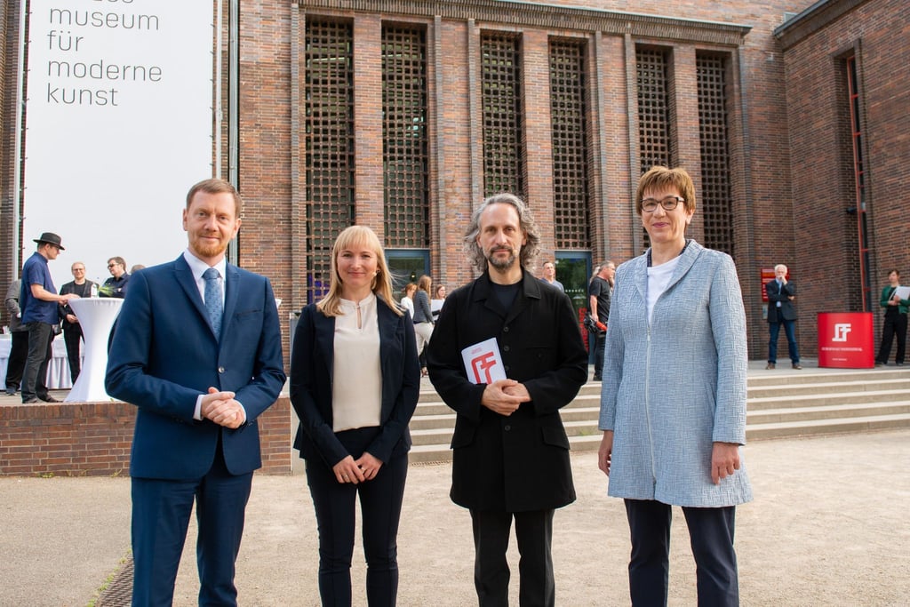 Sachsens Ministerpräsident Michael Kretschmer (CDU, l-r), Kulturservice-Geschäftsführerin Maria Schulz, Festival-Intendant Daniel Kühnel und Ministerin Kathrin Schneider in Cottbus.
