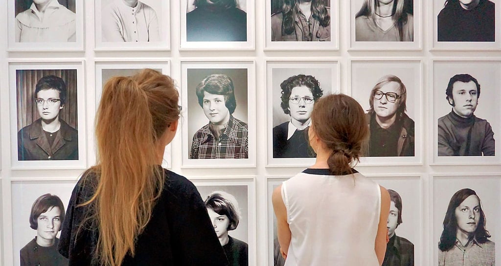 Blick in die Fotoausstellung „Das Land“, die bis 25. September im Kunstmuseum gezeigt wird. Am 14. August 2022 findet hier ein Gespräch mit den drei Fotografen statt.