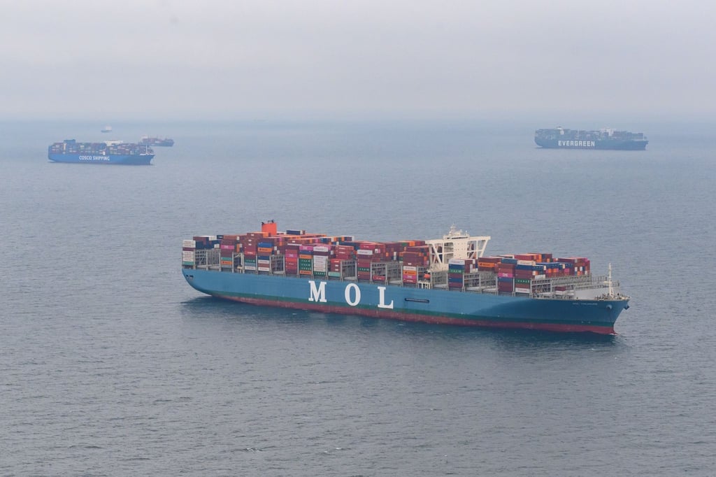 Wartende Containerschiffe liegen in der Nordsee vor Anker.
