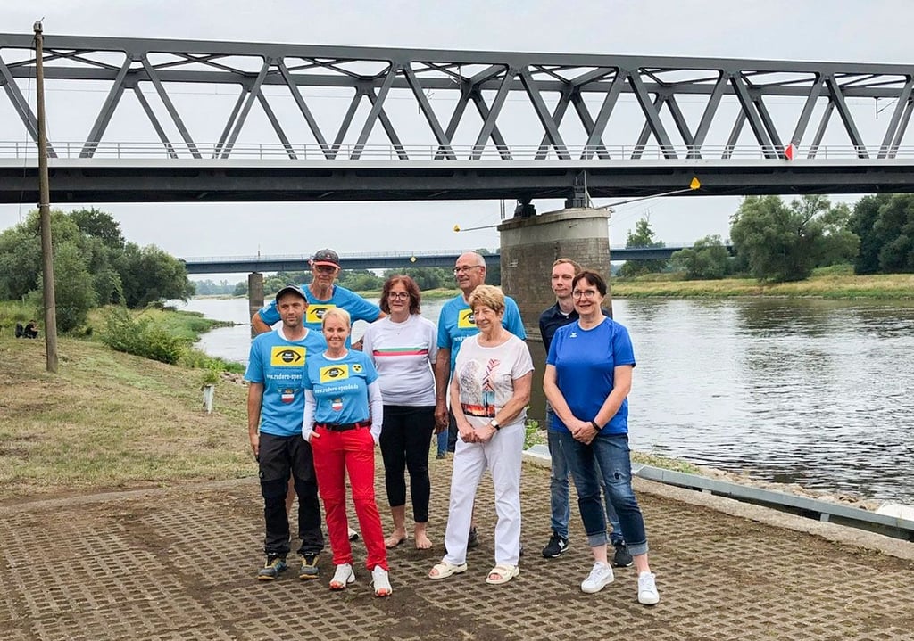 Anne Kinski (3.v.l.) und Crew werden von Ortsbürgermeisterin Christa Müller (3.v.r.) und Vertretern aus Stadt und Verein in Roßlau begrüßt.