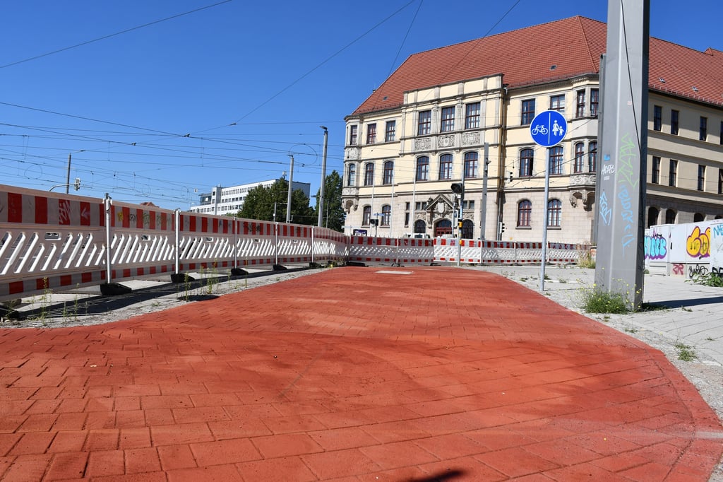 Der neue, rote Radweg am Magdeburger Damaschkeplatz.