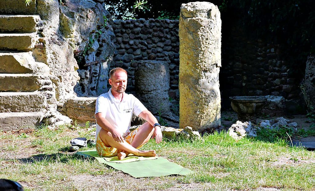Dirk Herrmann brachte beim jüngsten Yoga-Tag Teilnehmern sommerliche Entspannung näher und nutzte dafür den Bereich vor den Überresten des von Gustav Nagel geschaffenen Tempels.