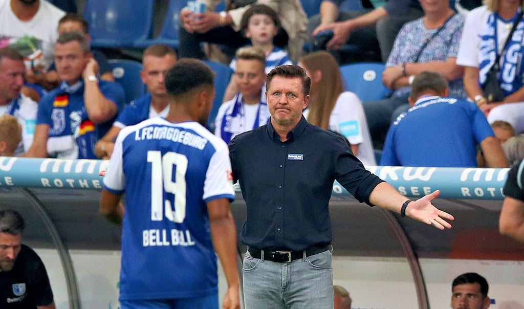 Fragender Blick von FCM-Cheftrainer Christian Titz mit ausgebreiteten Armen in Richtung seines Linksverteidigers Leon Bell Bell. Blau-Weiß ist nach fünf Ligaspielen noch nicht im Zweitliga-Modus.