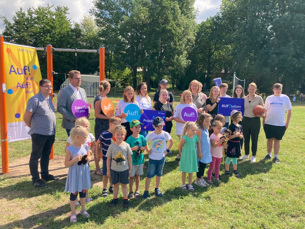 Gruppenbild mit Bundesfamilienministerin: Lisa Paus (6. von links) hat am Dienstag Teutschenthal besucht.