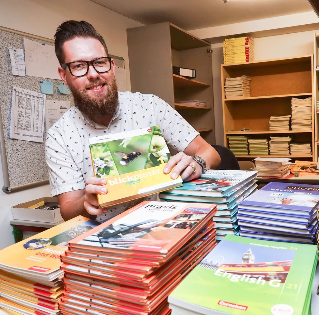 Frank Hildebrand ist in der Sangerhäuser Sekundarschule Thomas Müntzer der „Herr der Bücher“. Über 5.000 Schulbücher muss er an die rund 500 Schüler bringen.