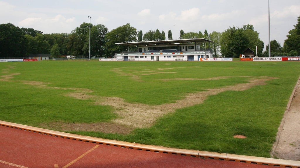 <em>Nicht bespielbar: Wegen eines Anschlags auf den Rasen des Markranstädter Stadions am Bad mit Unkraut-Ex musste RB auswärts starten.</em>