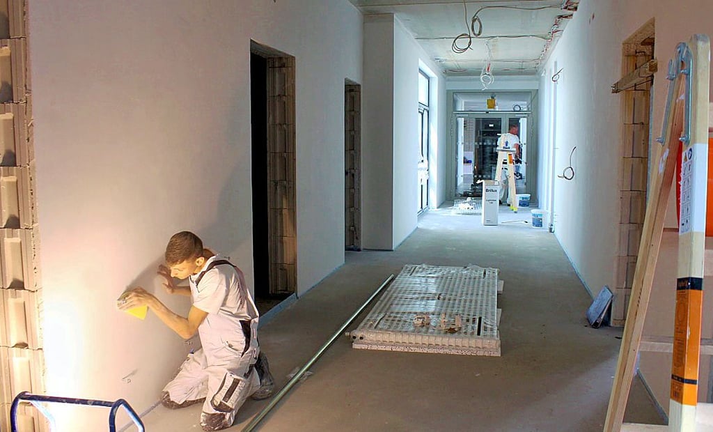 Mit Hochdruck arbeiten die Bauleute am Innenausbau des Hortes in Erxleben. Doch es gibt bis zur Fertigstellung noch viel zu tun.