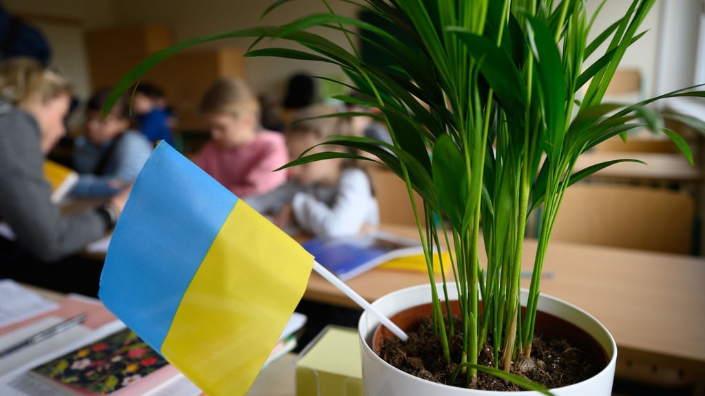 In Sachsen-Anhalt sind bislang gut 200 zusätzliche Lehrkräfte für ukrainische Schülerinnen und Schüler eingestellt worden.