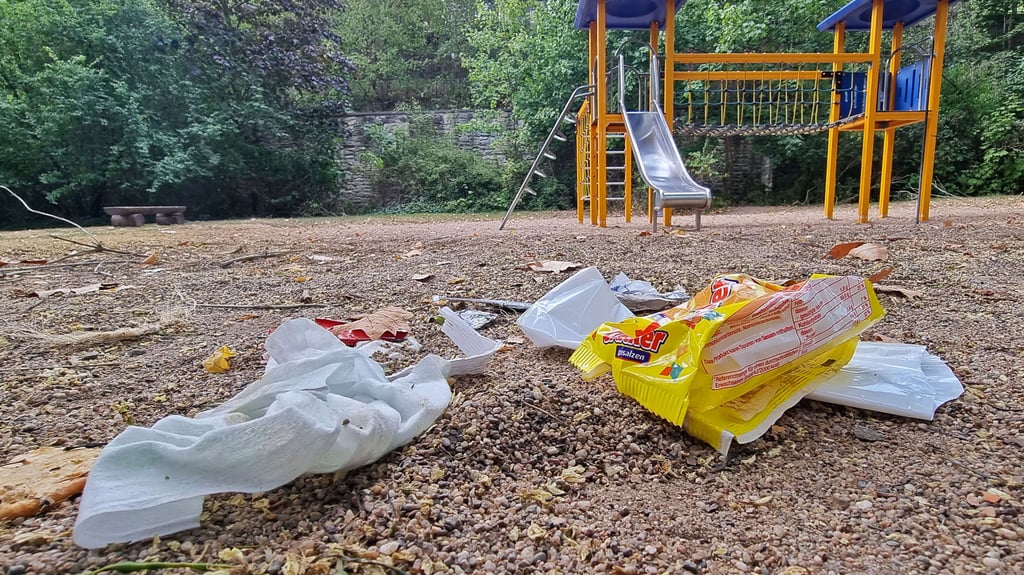 Unrat ist auf Ascherslebener Spielplätzen keine Seltenheit. Oft kann man sich glücklich schätzen, wenn es sich dabei nur um Papier und Verpackungen, wie hier auf dem Spielplatz im Apothekergraben, handelt.