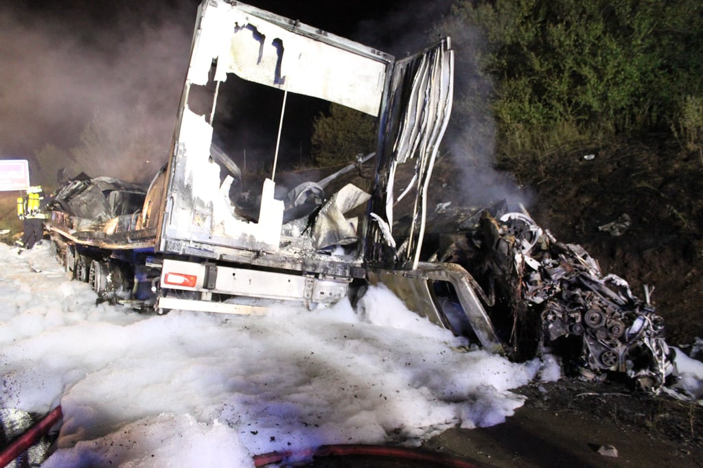 Trümmer und ausgebrannte Fahrzeuge auf der A38: Bei einem schweren Unfall bei Nordhausen sind zwei Menschen ums Leben gekommen.