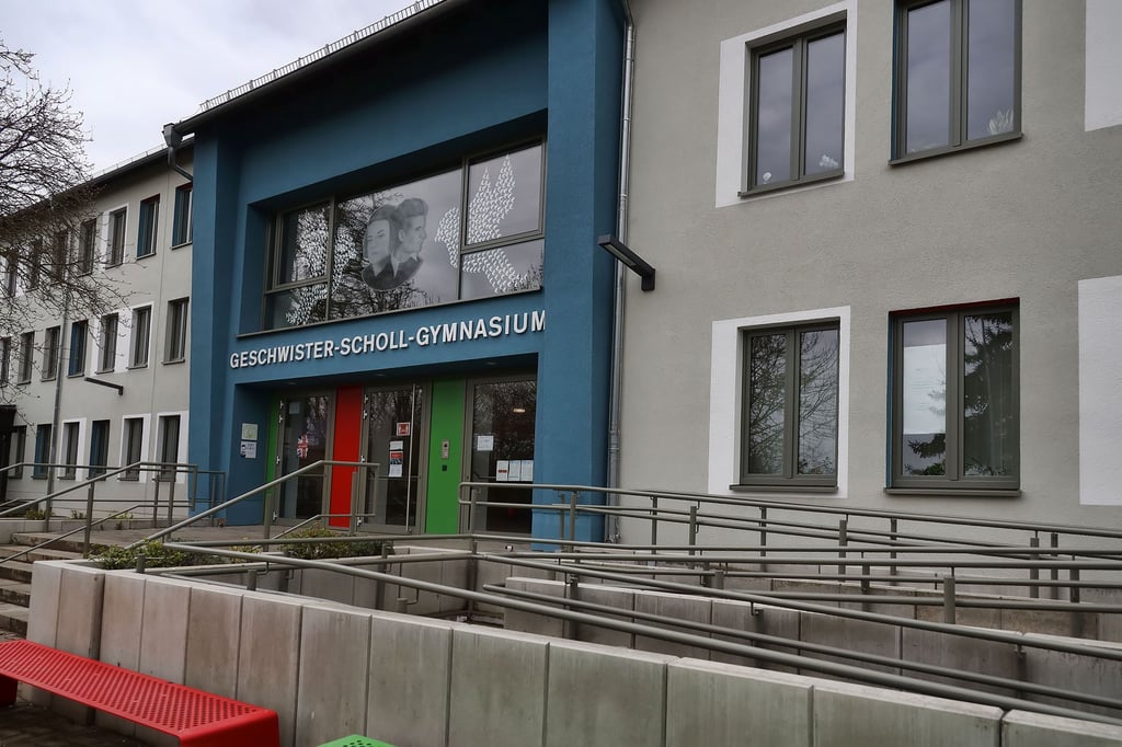 Nicht nur am Schollgymnasium werden Lehrer ab 1. September für das Parken auf den Parkplätzen 20 Euro zahlen müssen.