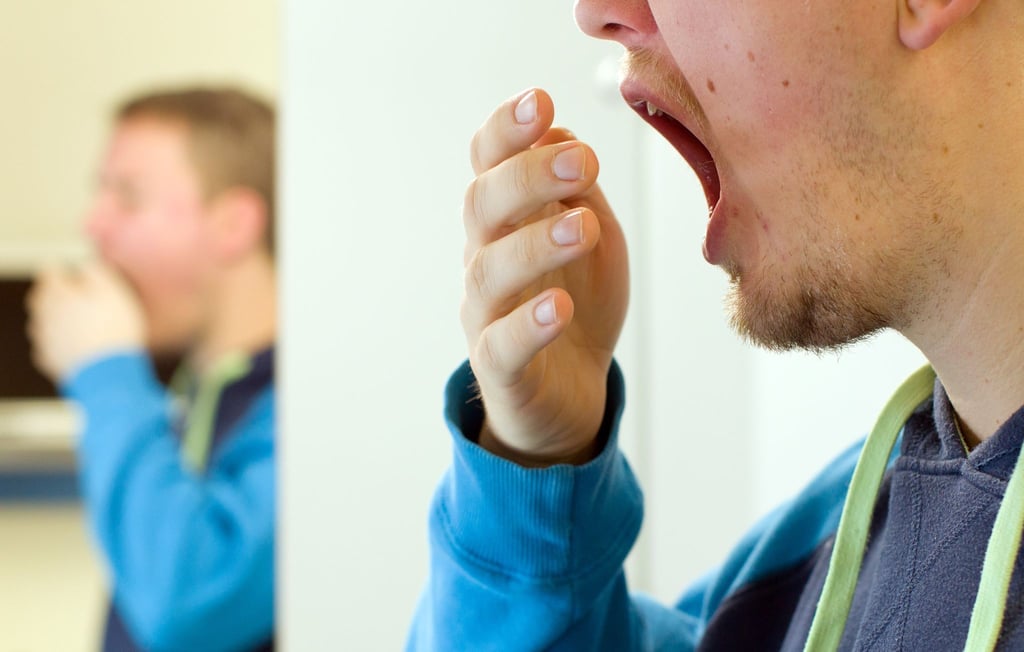 Ein gähnender Patient in einem Schlaflabor im Universitätsklinikum Münster.