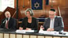 Der neue Polizeirabhbiner Daniel Fabian (rechts) neben Innenministerin Tamara Zieschang (CDU) und dem Landesvorsitzenden der jüdischen Gemeinden Max Privorozki bei der Unterzeichnung der Vereinbarung in der Synagoge in Halle. 