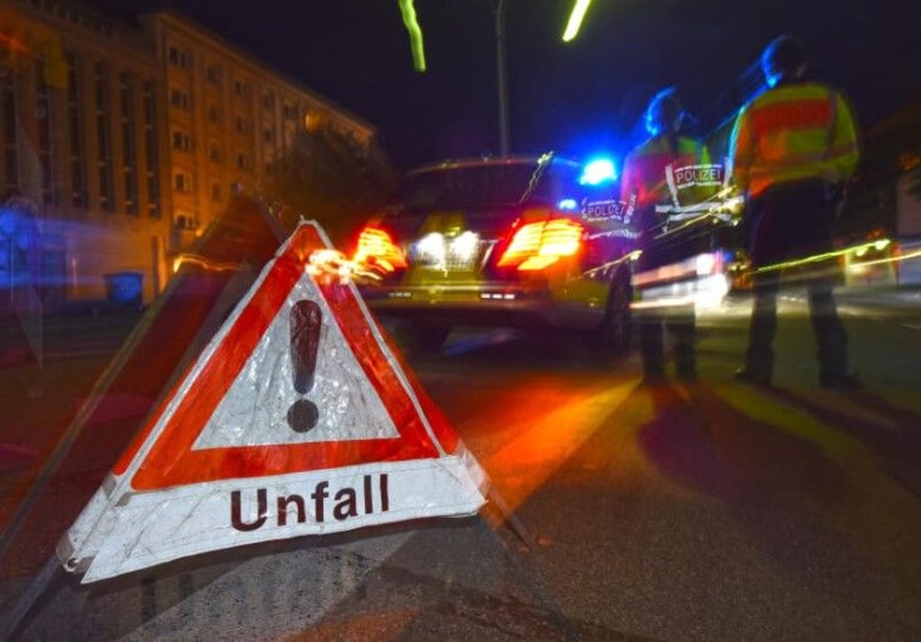 Ein 18 Jahre alter Motorradfahrer ist am Dienstagabend im sächsischen Dohna ungebremst auf ein Auto aufgefahren.