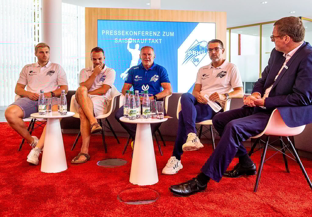 Patrick Gempp, Vincent Sohmann, Uwe Jungandreas und Norman Gunkel mit Sparkassen-Vostand Markus Bludau (v.l)