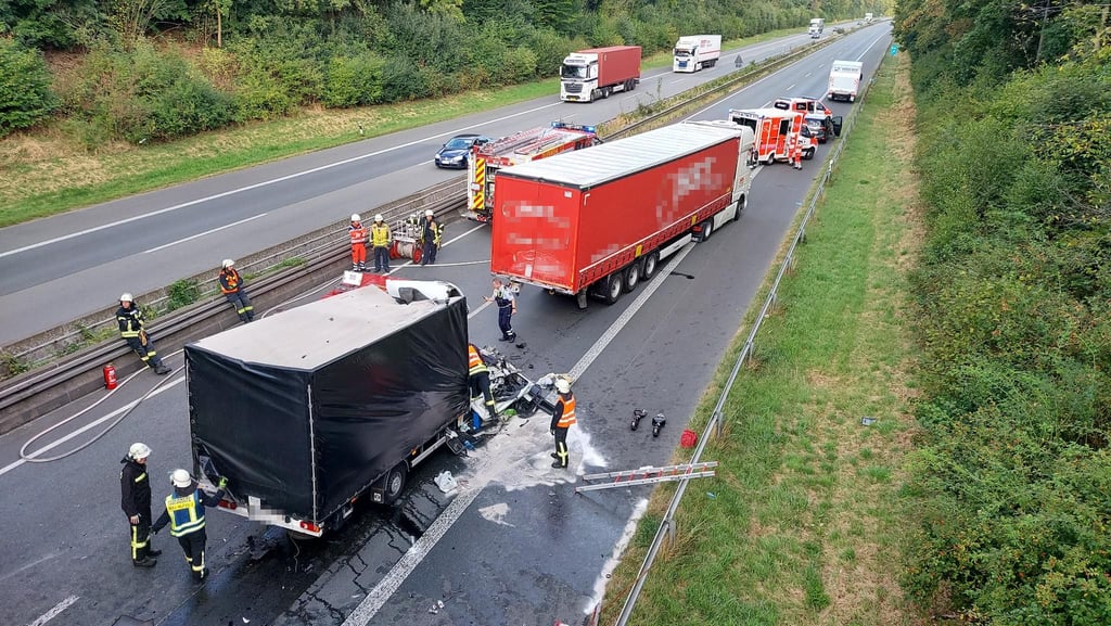 Nach dem schweren Auffahrunfall arbeiten Einsatzkräfte an dem stark beschädigten Lastwagen.