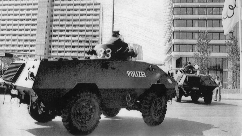 Bewaffnete Polizeieinheite im Olympischen Dorf in München nach der Geiselnahme am 5. September 1972.